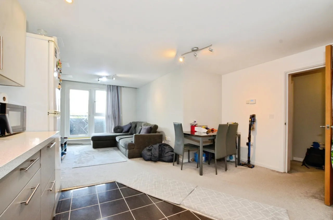 Metropolitan Station Approach, Watford, WD18, photo 2