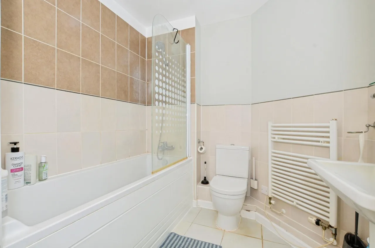 Metropolitan Station Approach, Watford, WD18, photo 10