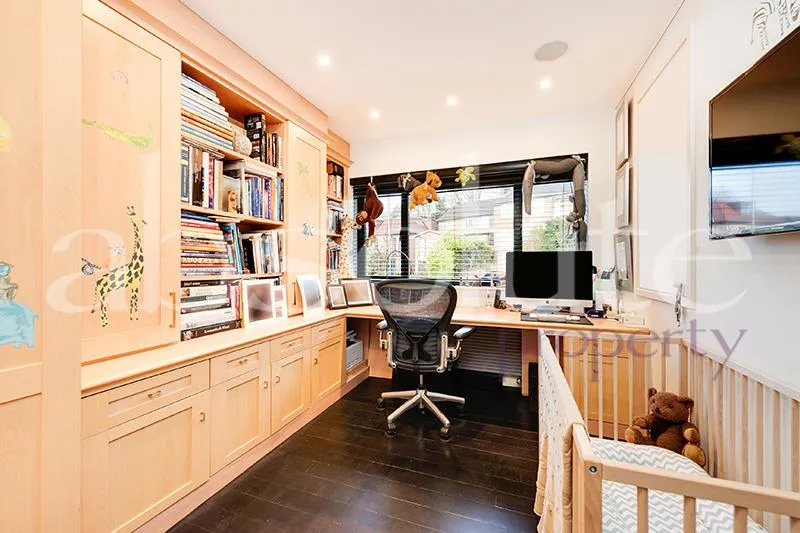 West Heath Gardens, London, NW3 7TR, photo 9