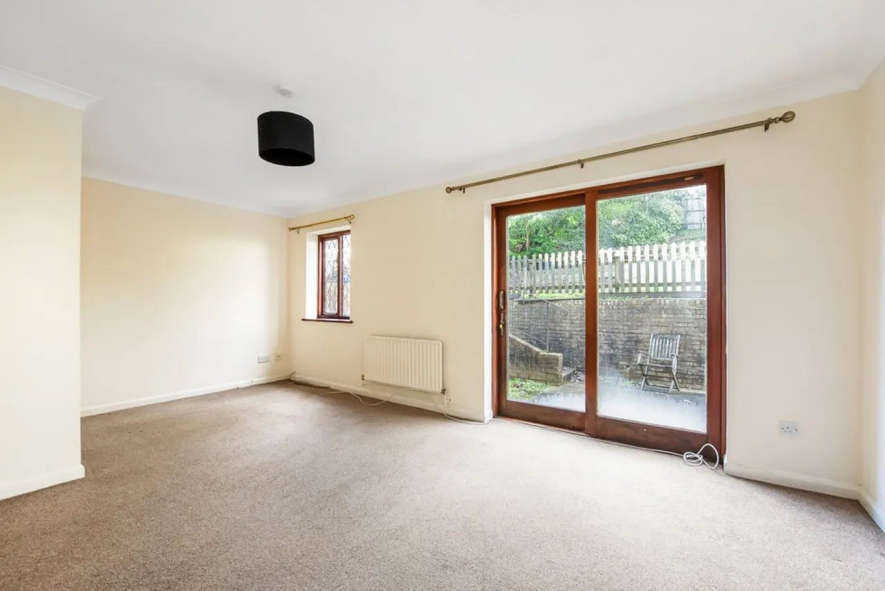 Honeysuckle Close, Badger Farm, Winchester, photo 5