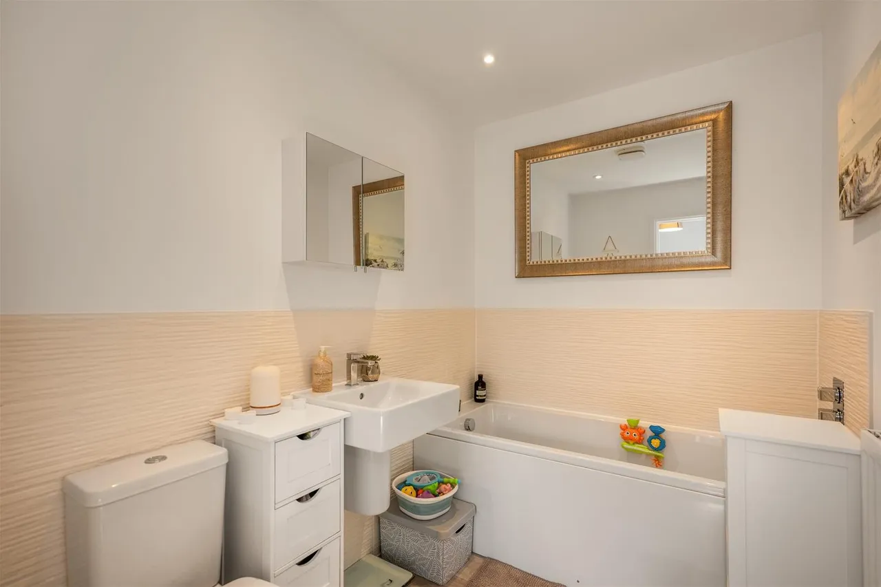 Centenary Road, Horsham, RH13, photo 16