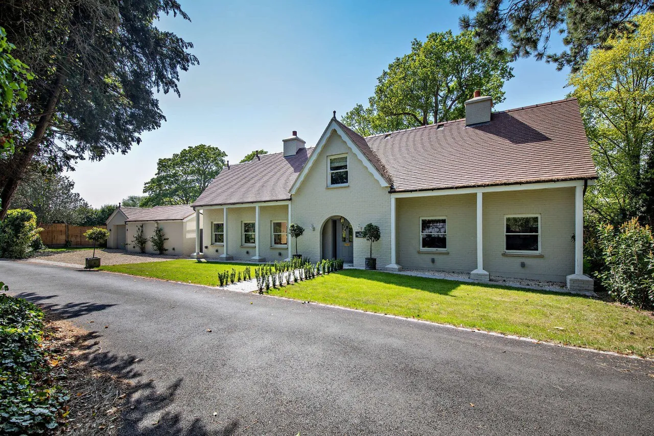 5 bed house for sale, Horton Road, Datchet, SL3