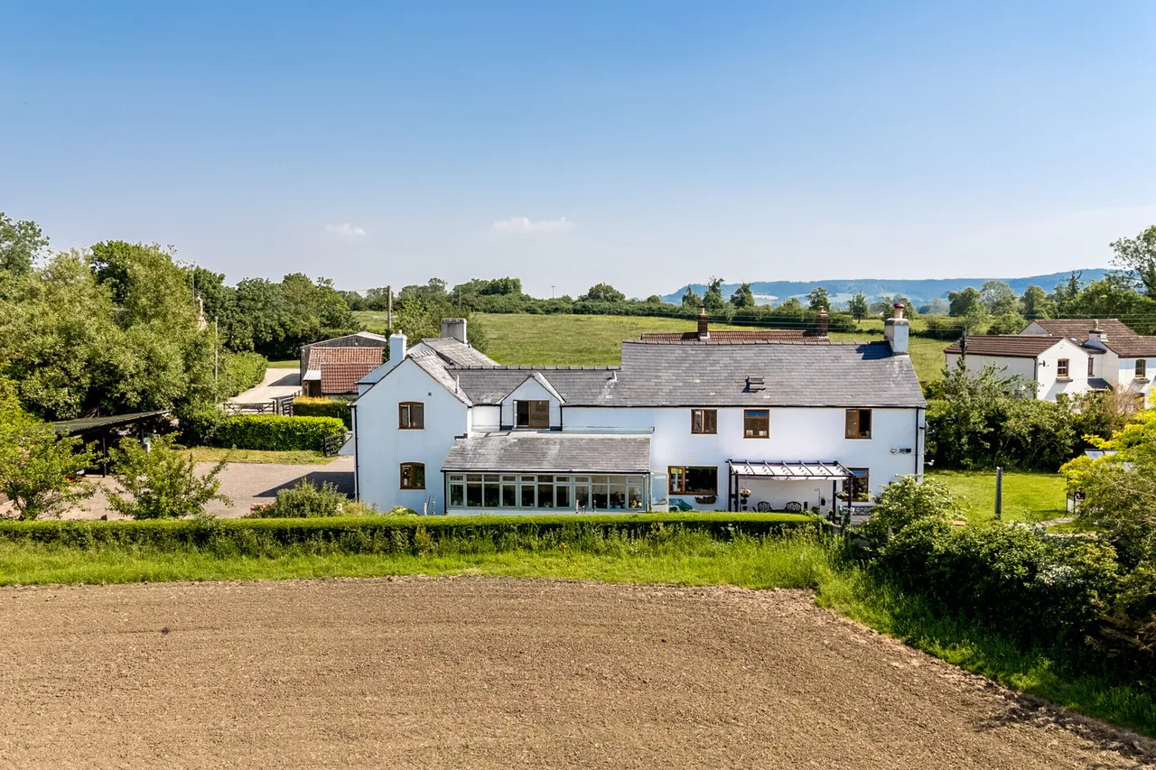 5 bed house for sale, Bath Road, Eastington, GL10