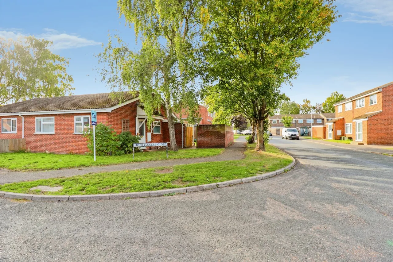 2 bed house for sale, Honeysuckle Close, Bury St. Edmunds, IP28