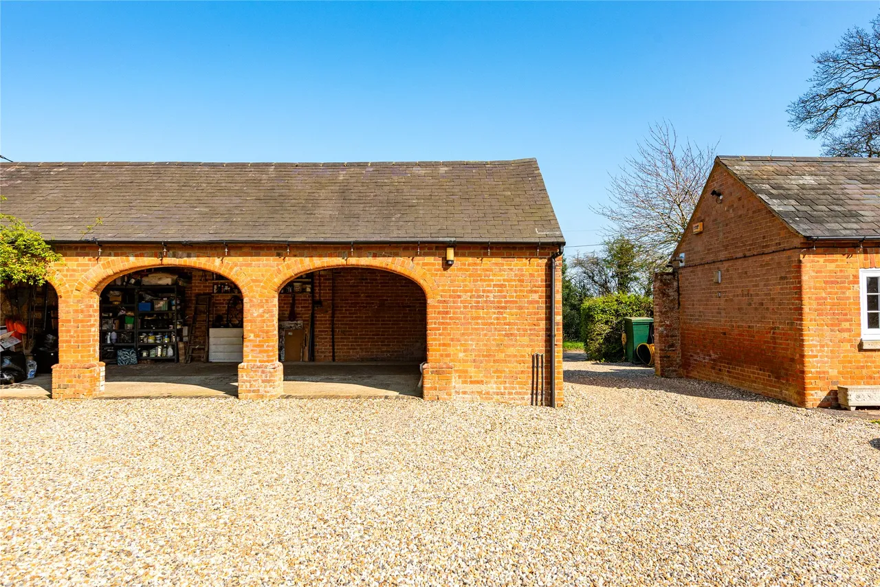 Cublington Road, Aston Abbotts, HP22, photo 11