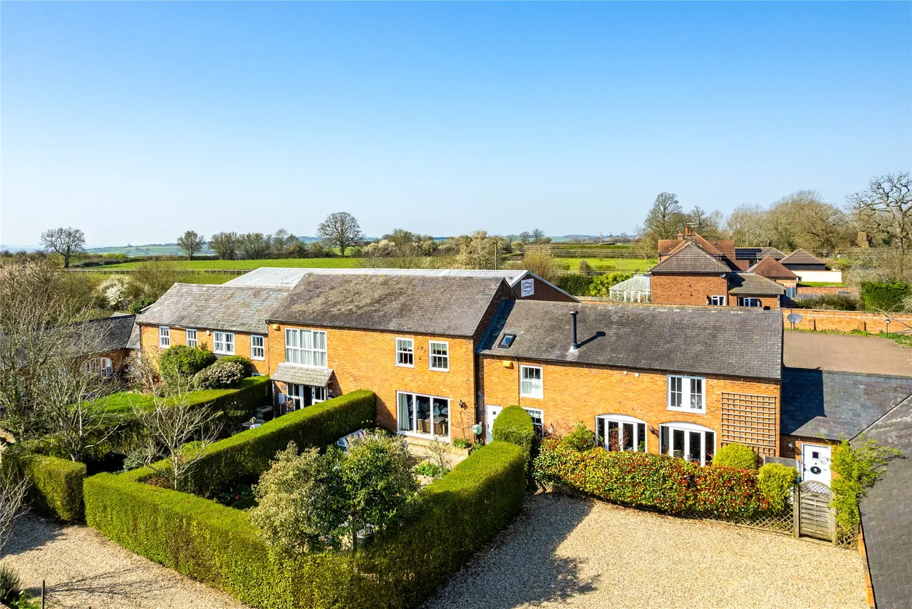 3 bed property for sale, Cublington Road, Aston Abbotts, HP22