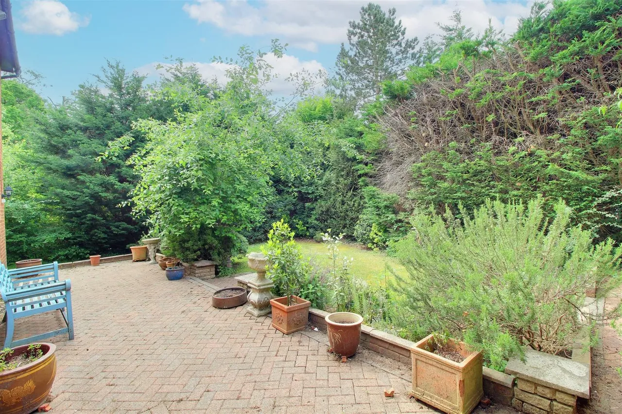 Shrublands, Brookmans Park AL9 7AL, photo 25
