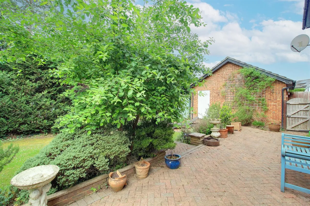 Shrublands, Brookmans Park AL9 7AL, photo 24