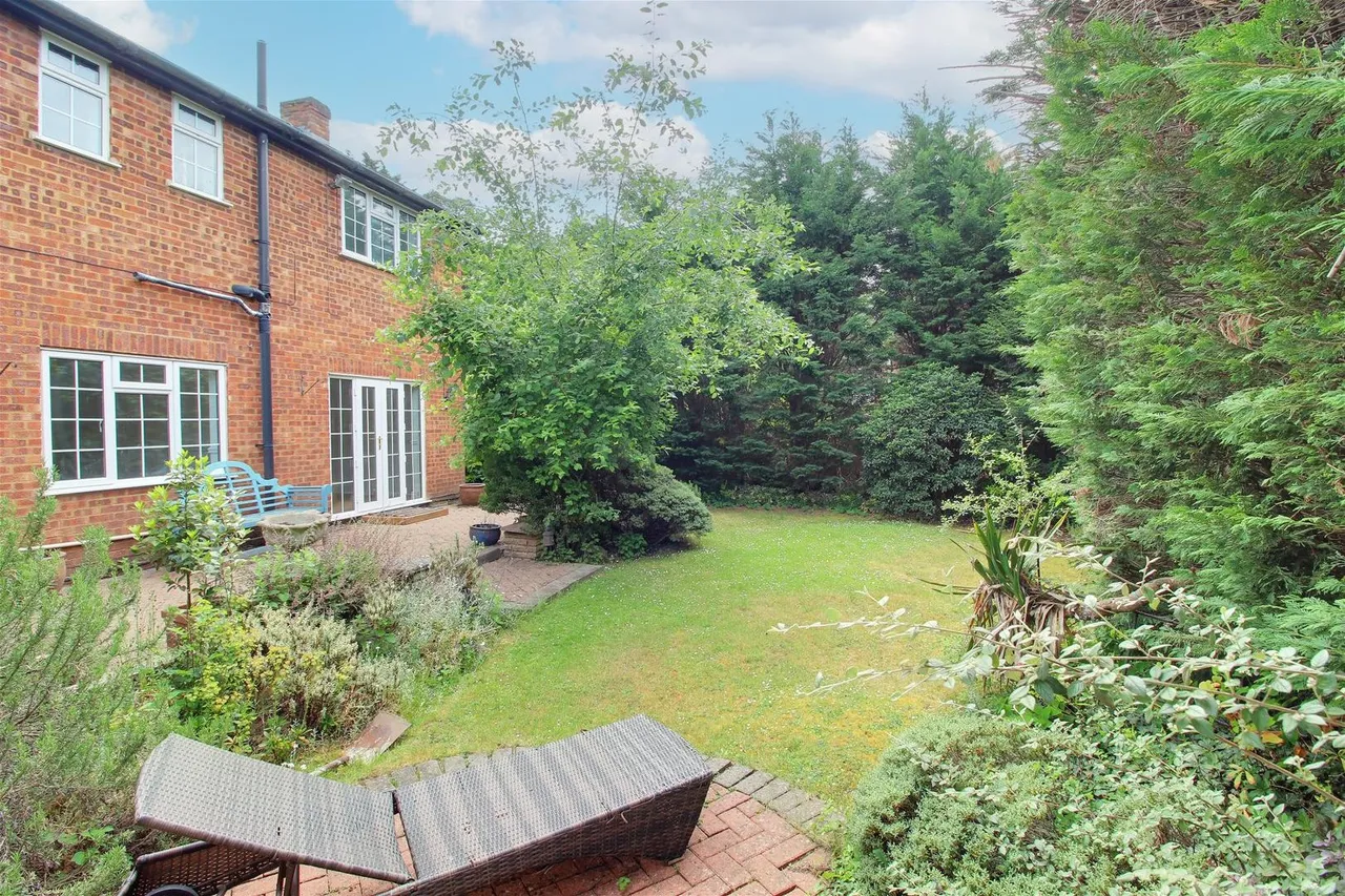 Shrublands, Brookmans Park AL9 7AL, photo 27