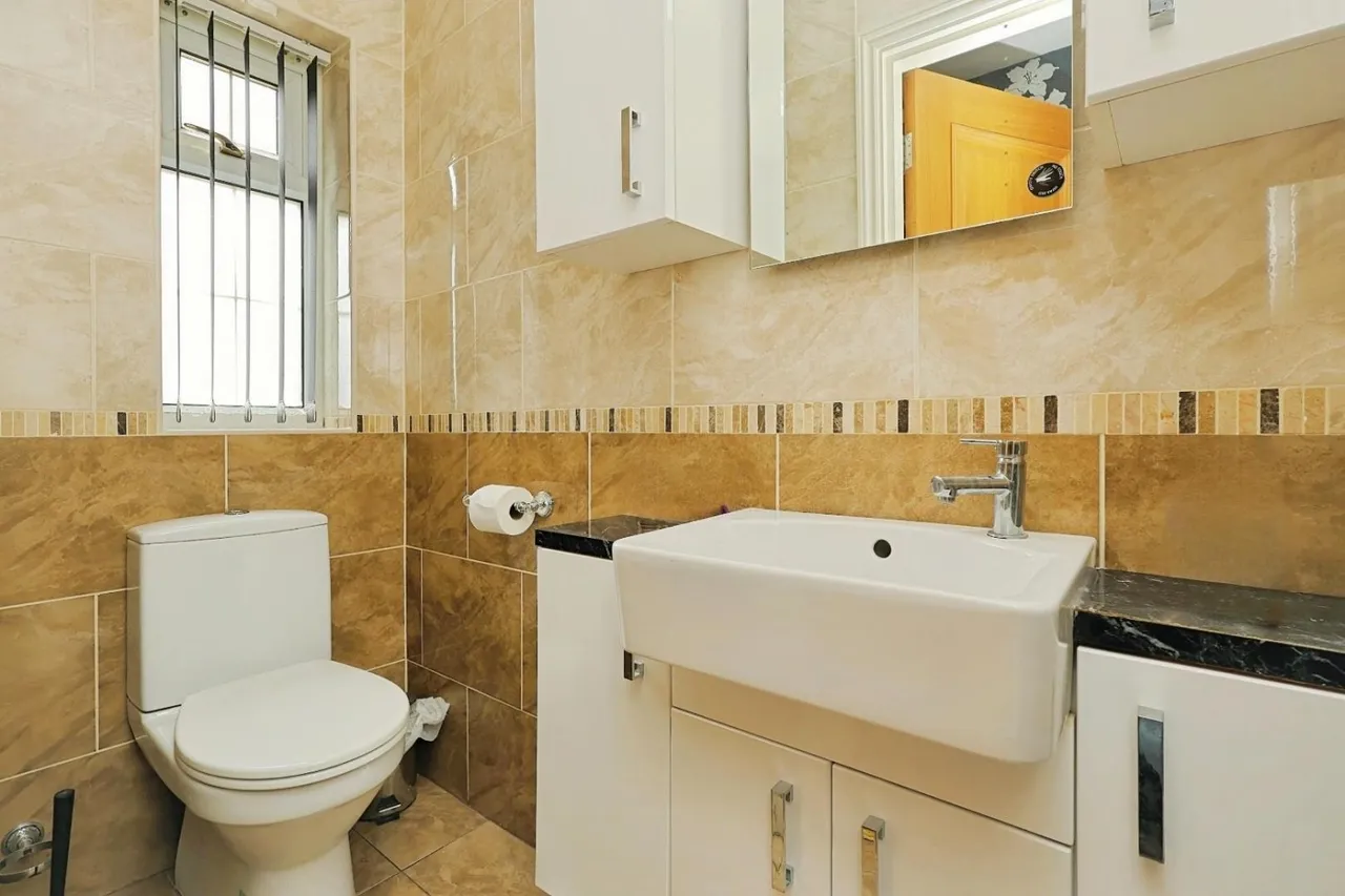 Whitehall Road, Farnley, LS12, photo 10