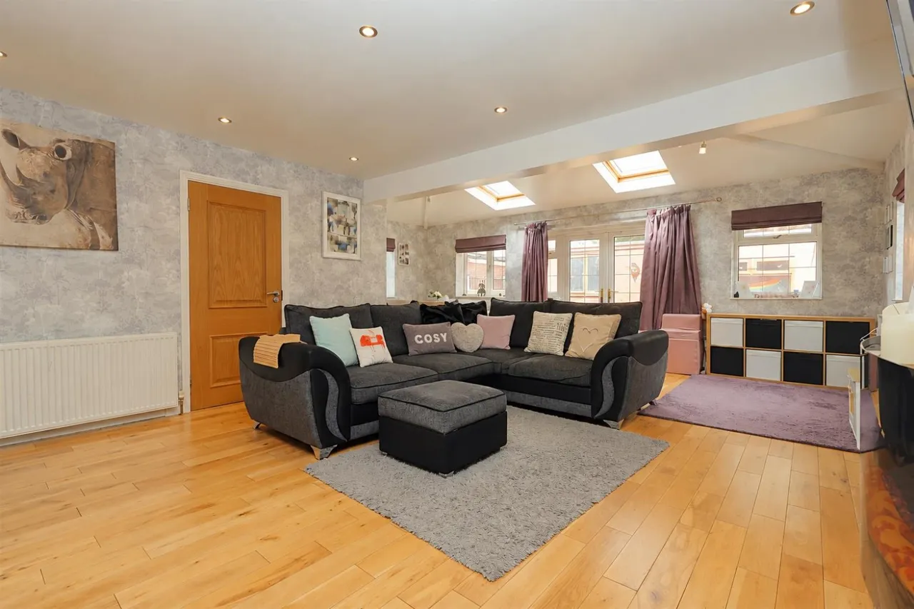 Whitehall Road, Farnley, LS12, photo 4