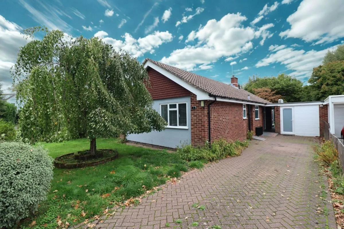 3 bed house for sale — Osborne Drive, Fleet, Hampshire, GU52 7LL