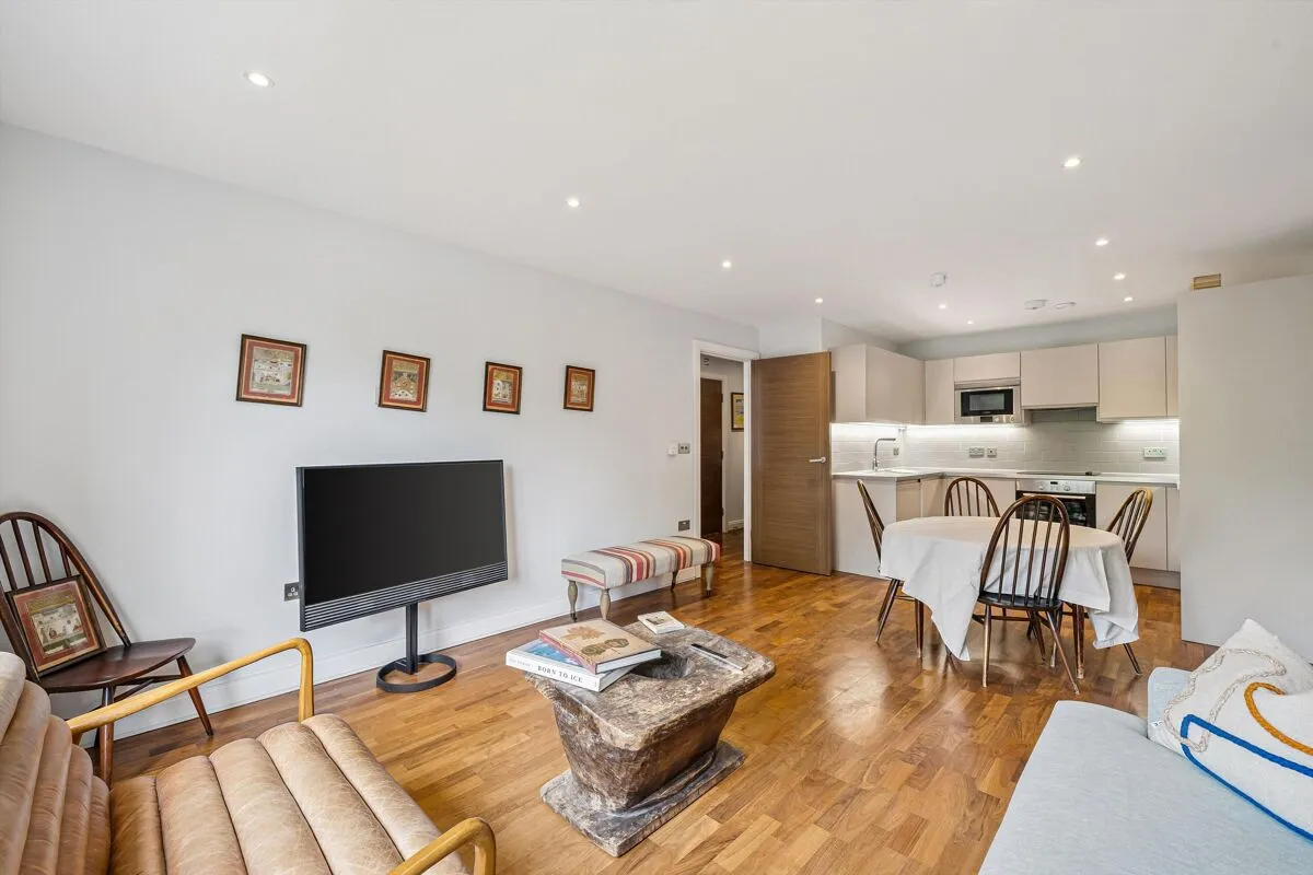2 bed flat for sale, Holman Road, London, SW11