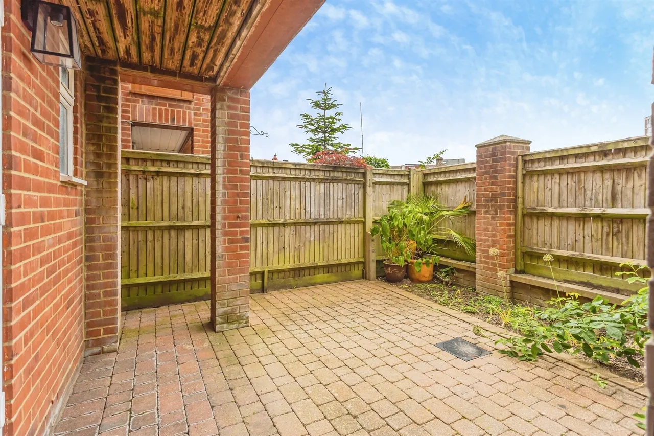 Priory Mews, Haywards Heath, RH16, photo 2