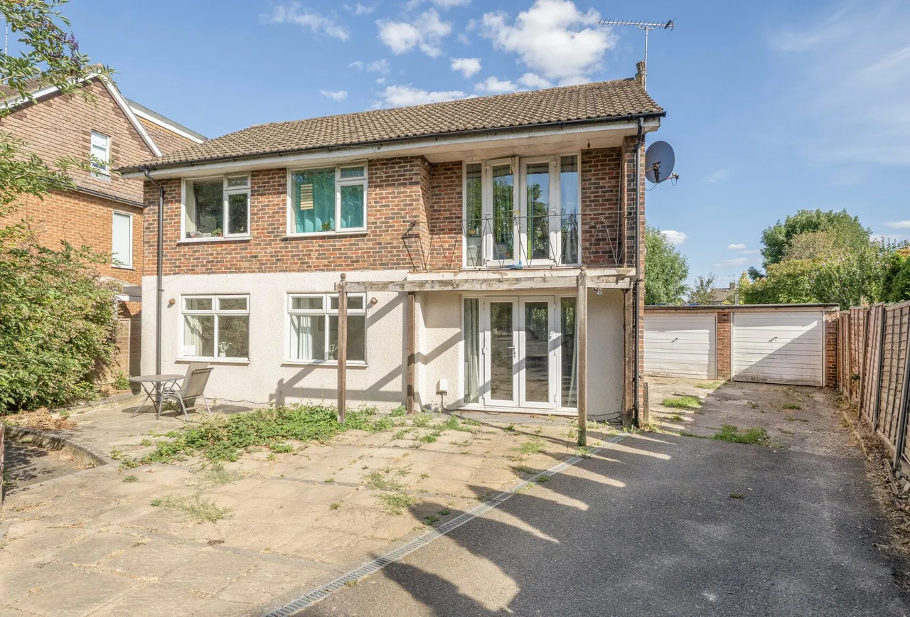 2 bed flat for sale — Parkway, Horley, RH6 7HY