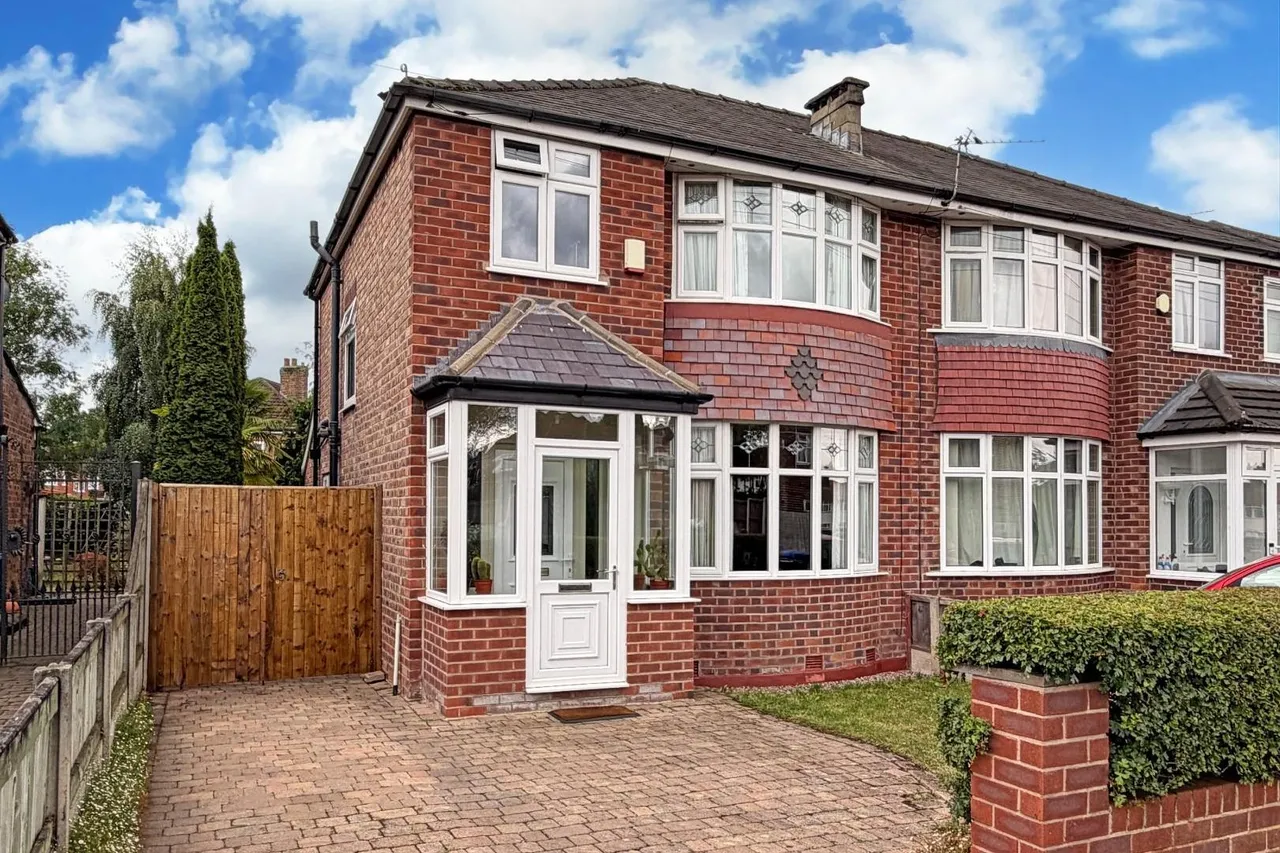 3 bed house for sale — Clover Road, Timperley, Cheshire WA15 7NL