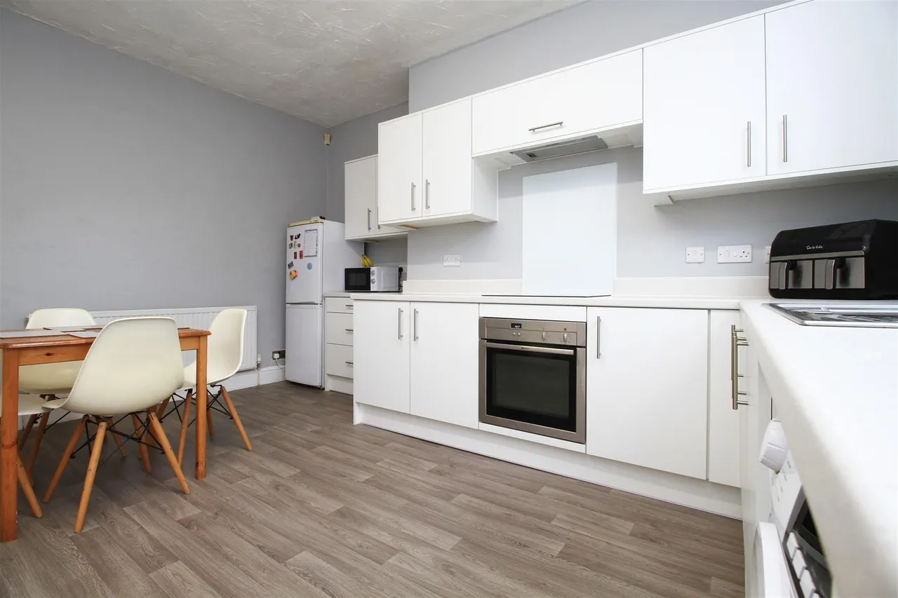 Mottram Road, Hyde, photo 5
