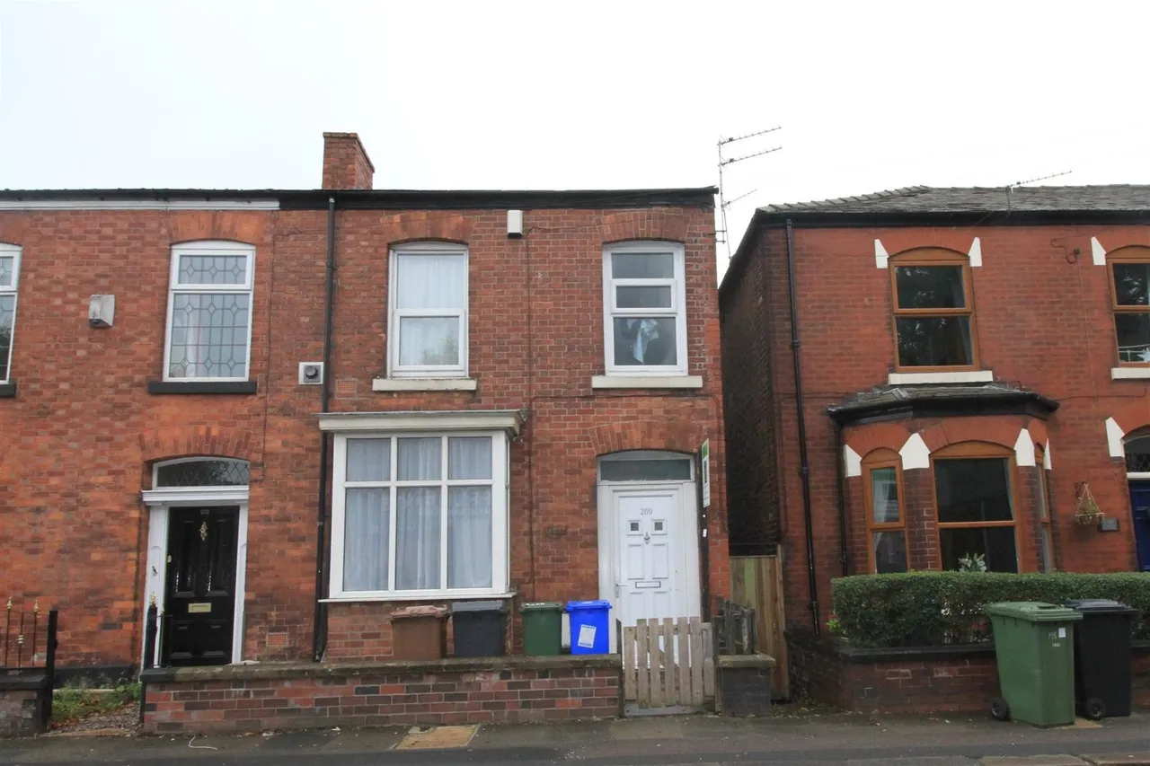 2 bed house for sale, Mottram Road, Hyde