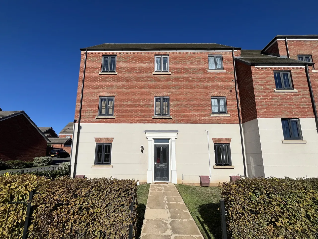 2 bed flat to rent, London Road, NN17
