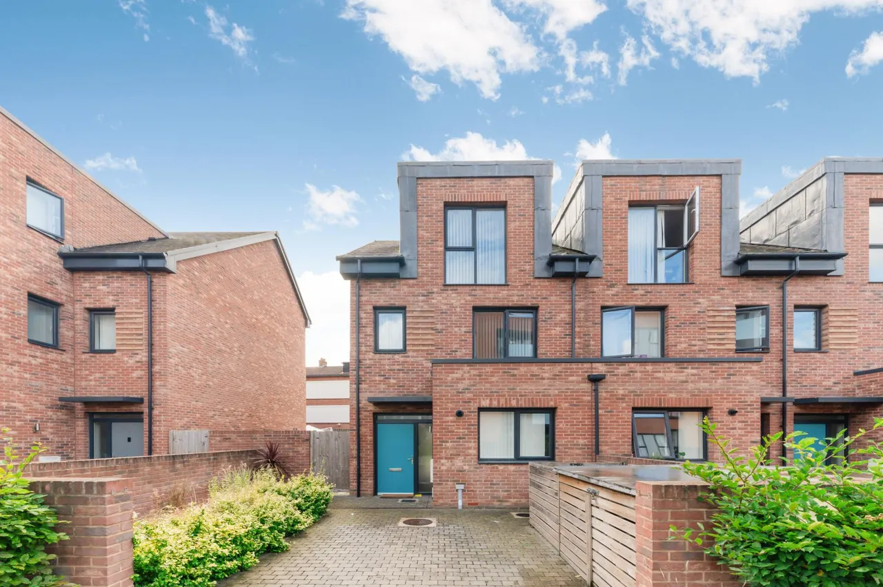 3 bed house for sale, Reynard Way, Brentford, TW8