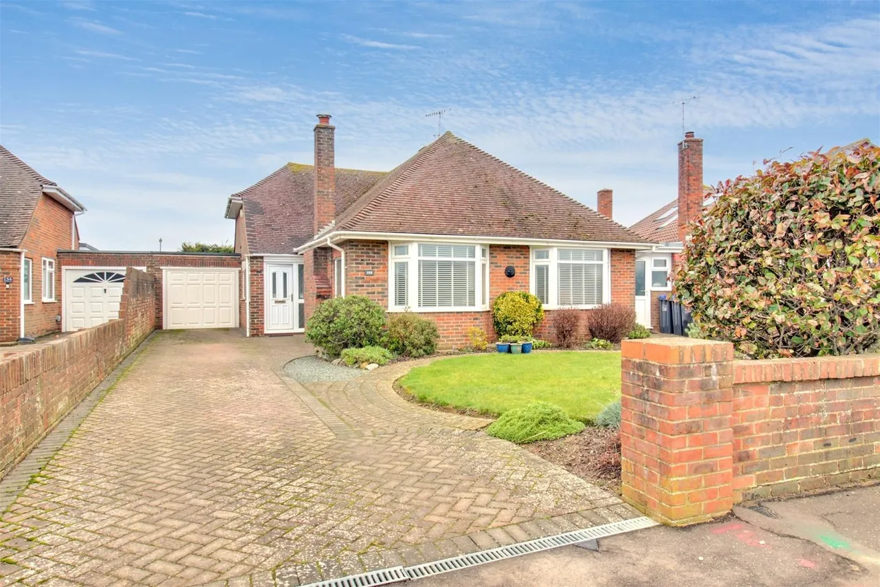 3 bed house for sale — Alinora Crescent, Goring-By-Sea, Worthing