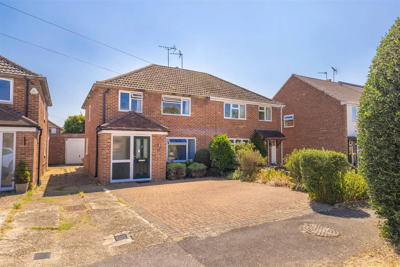 3 bed house for sale — Meadow Way, Old Windsor, Windsor, SL4 2NX