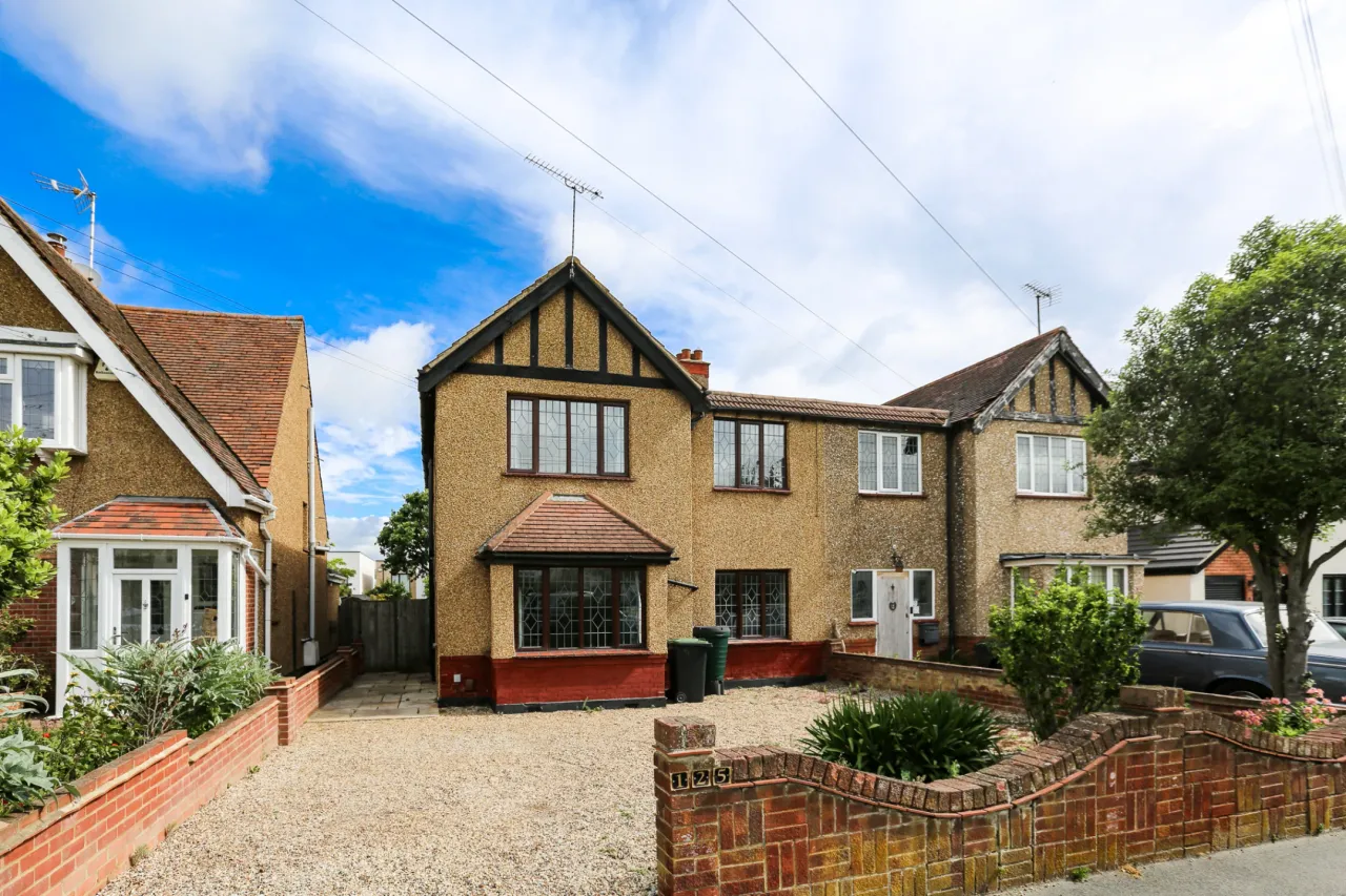 4 bed property for sale, Highlands Boulevard, Leigh-on-sea, SS9