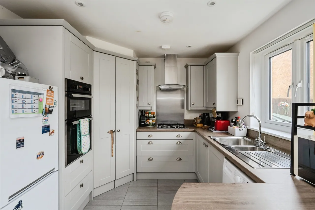Clos Coed Derw Llanelli, SA14, photo 8