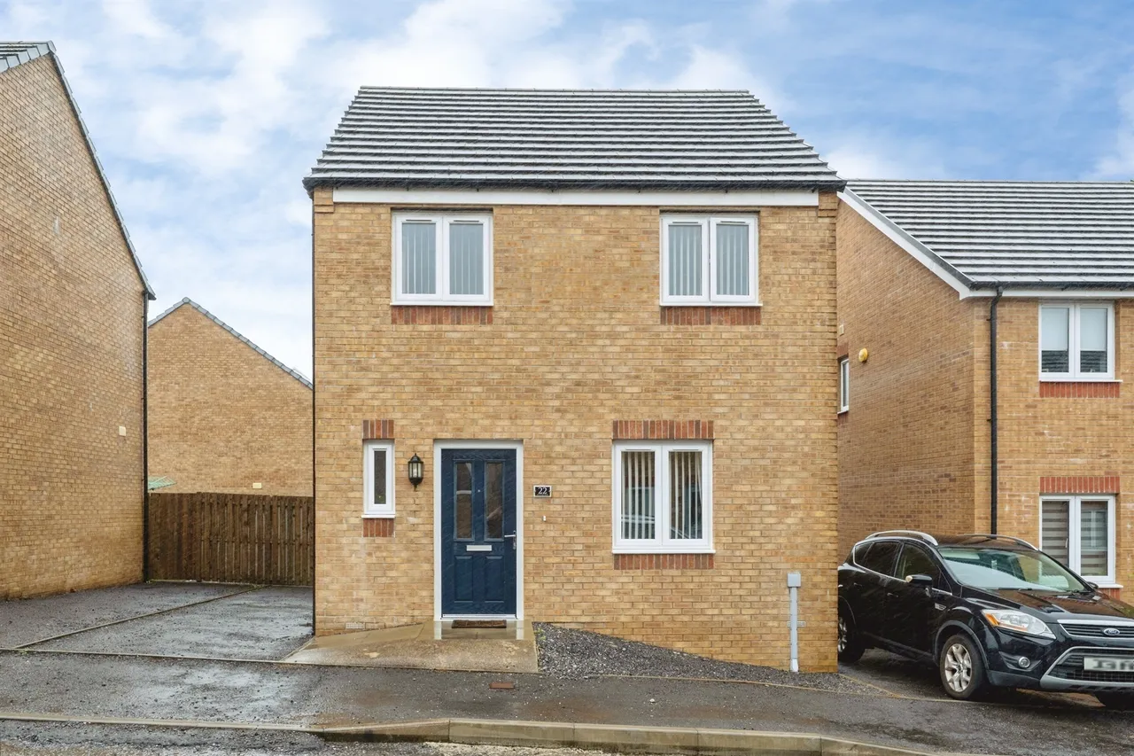 Clos Coed Derw Llanelli, SA14, photo 2
