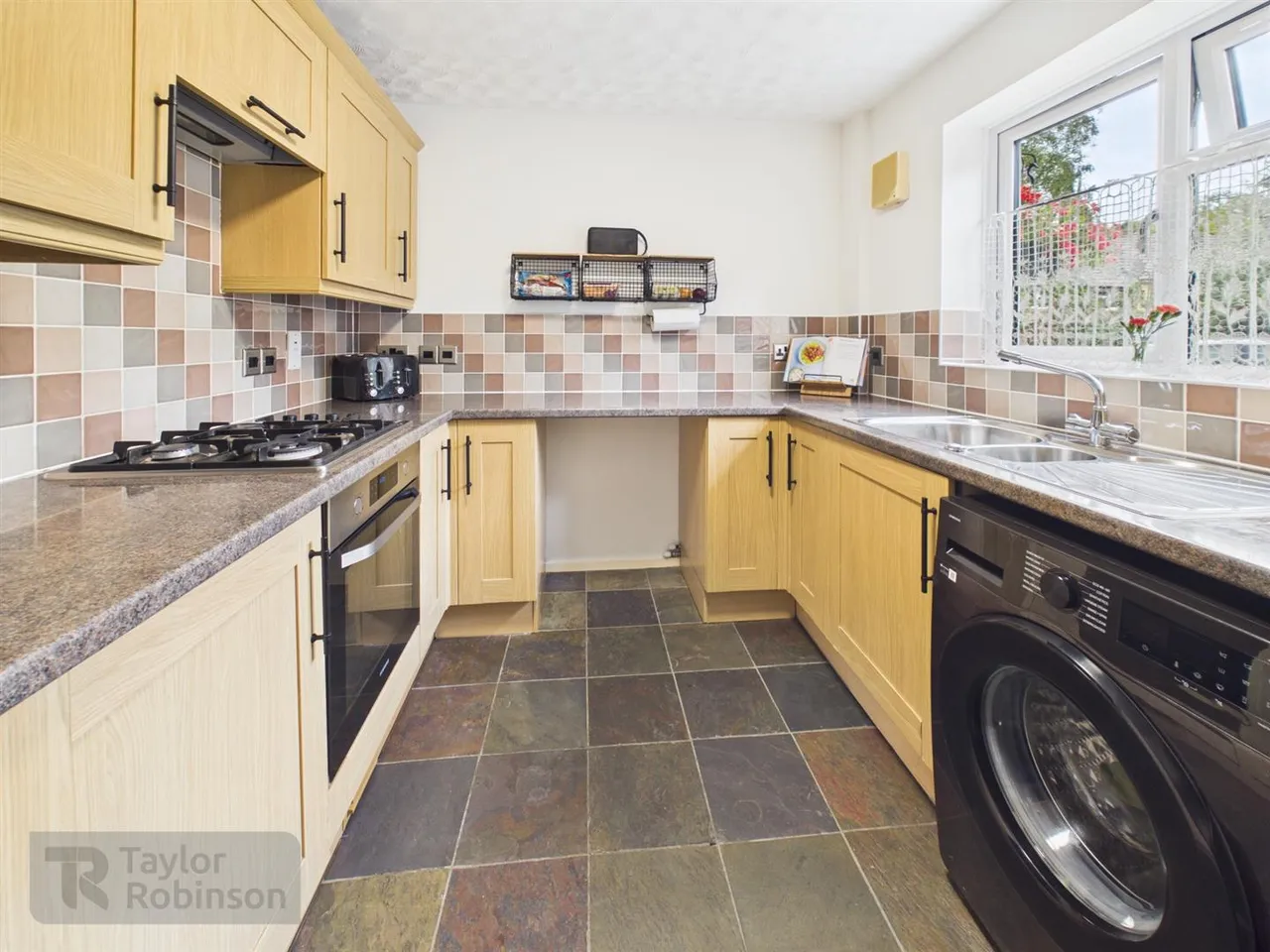 Jackson Road, Broadfield, RH11, photo 2