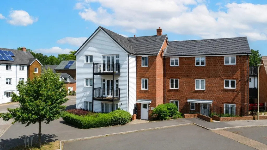 1 bed flat for sale, Newton Drive, Church Crookham