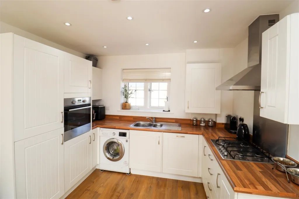 Newton Drive, Church Crookham, photo 5