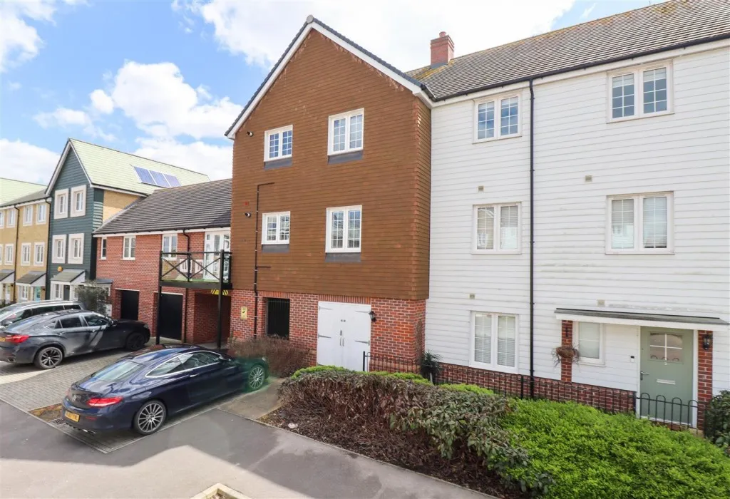 Newton Drive, Church Crookham, photo 12
