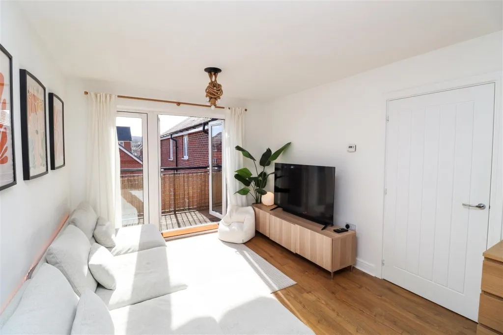 Newton Drive, Church Crookham, photo 6