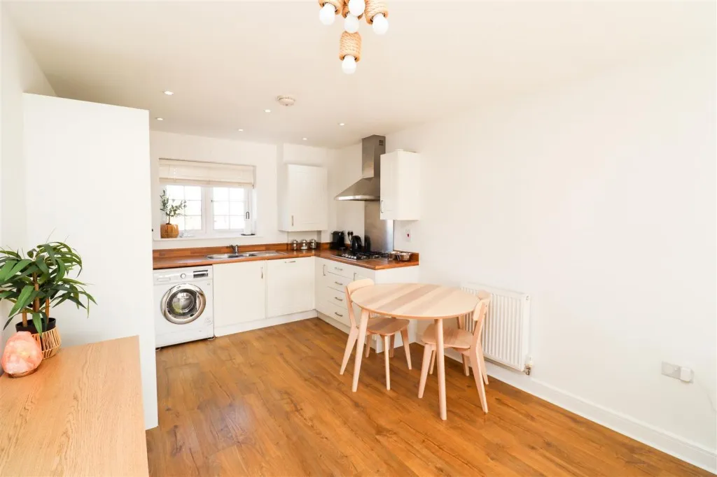 Newton Drive, Church Crookham, photo 3