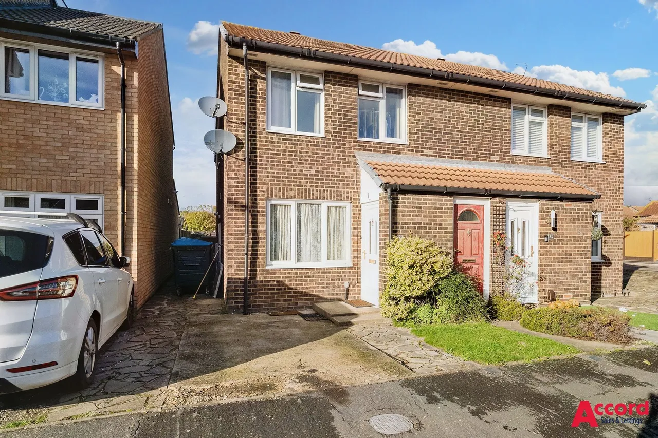 1 bed flat for sale — Juniper Way, Romford, RM3
