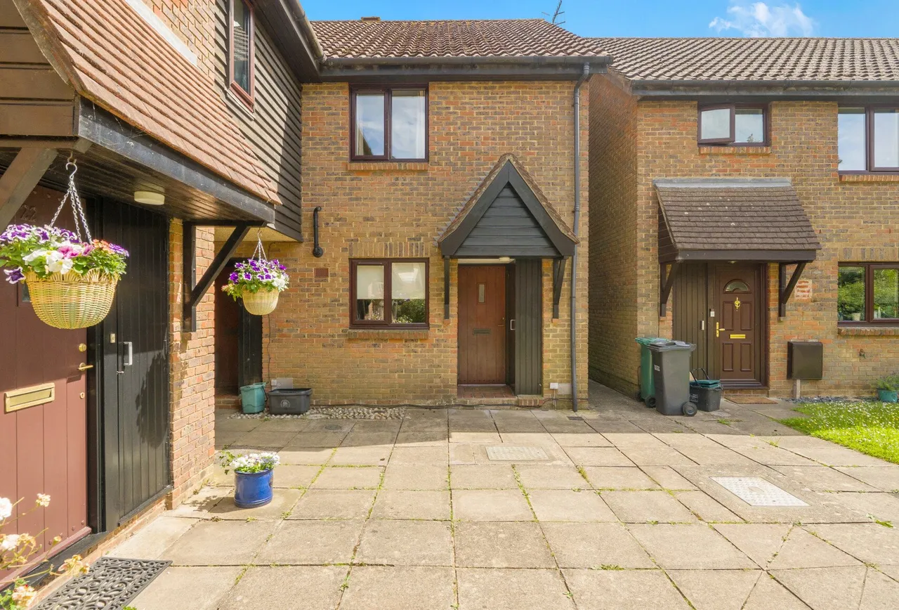 2 bed house for sale — Grassmere, Langshott, RH6 9UG
