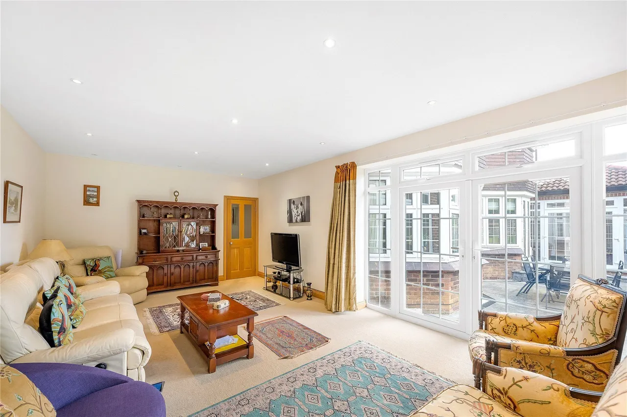 Bathgate Road, London, SW19, photo 5