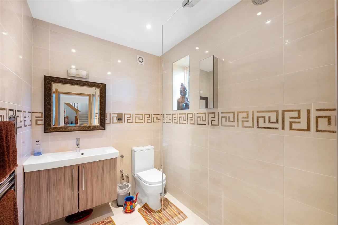 Bathgate Road, London, SW19, photo 10