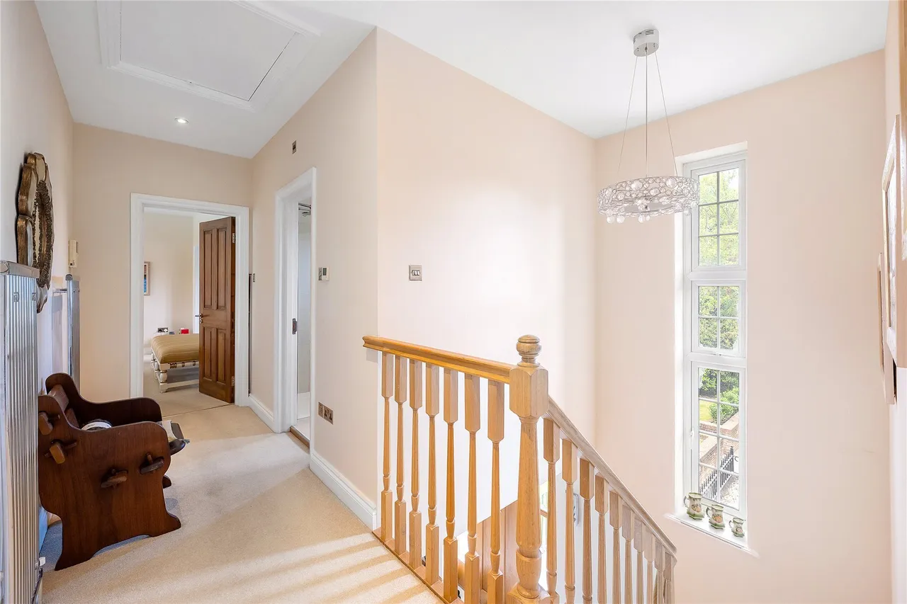 Bathgate Road, London, SW19, photo 12