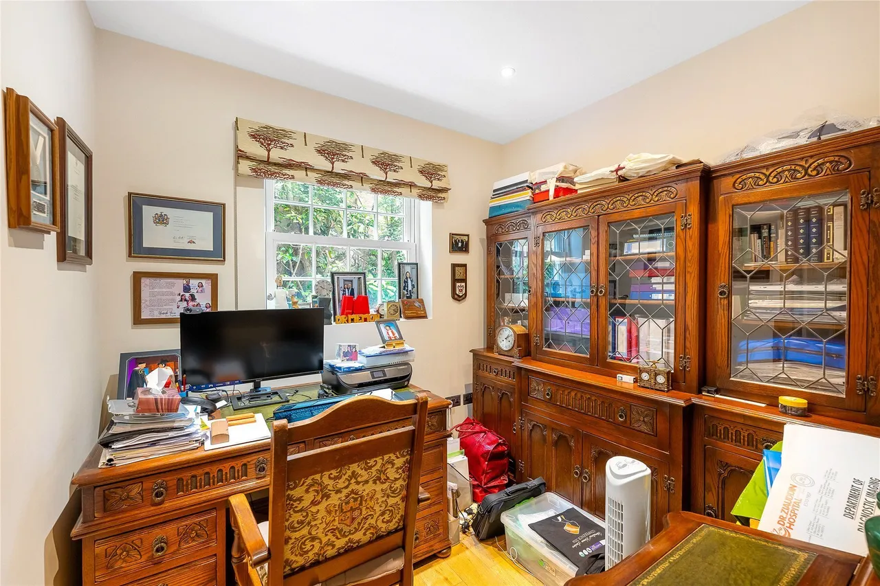 Bathgate Road, London, SW19, photo 9