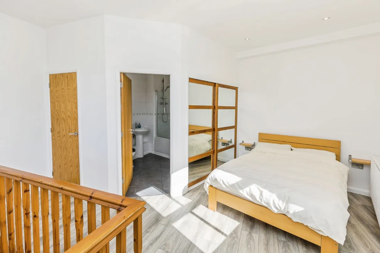 Tuttle Street, LL13, photo 5