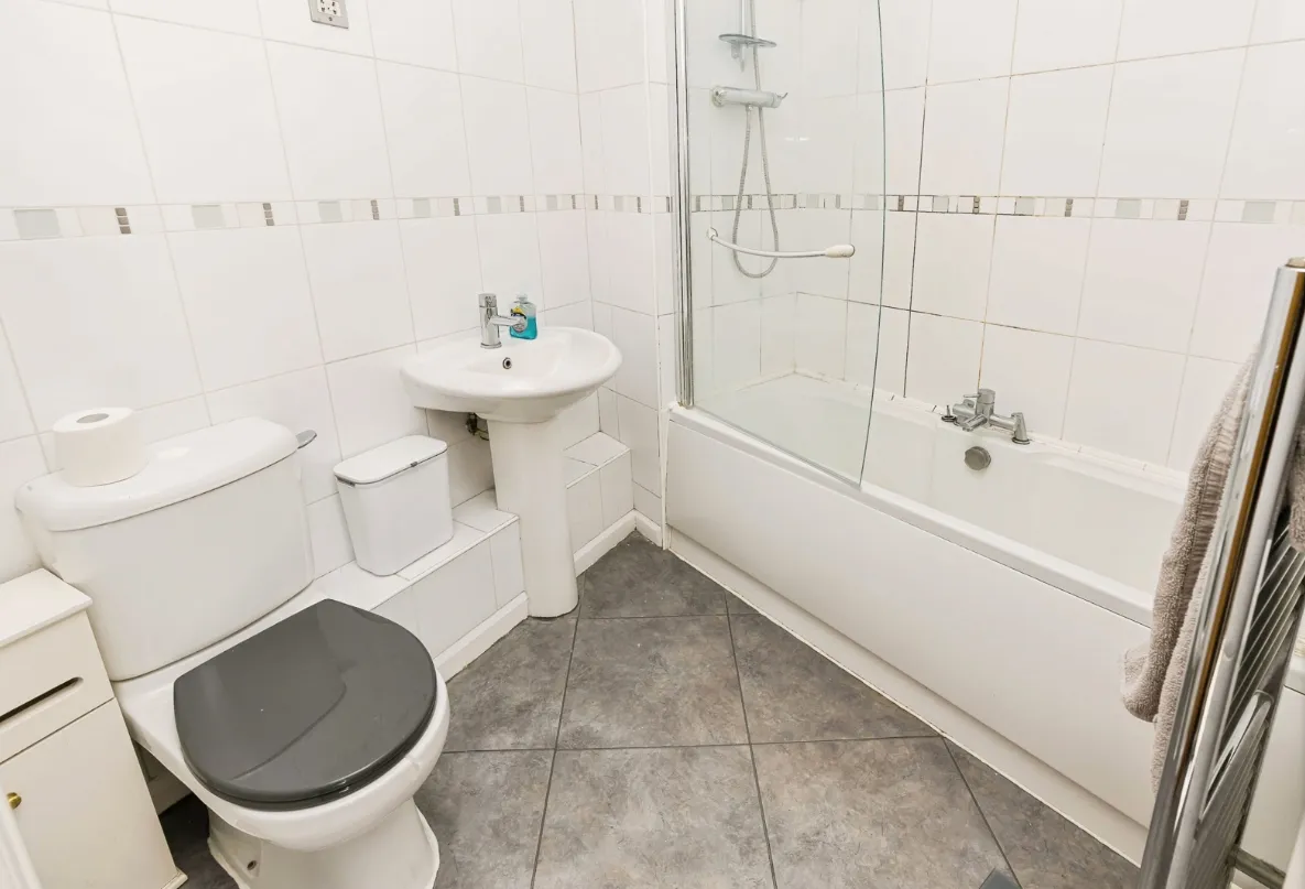 Tuttle Street, LL13, photo 6