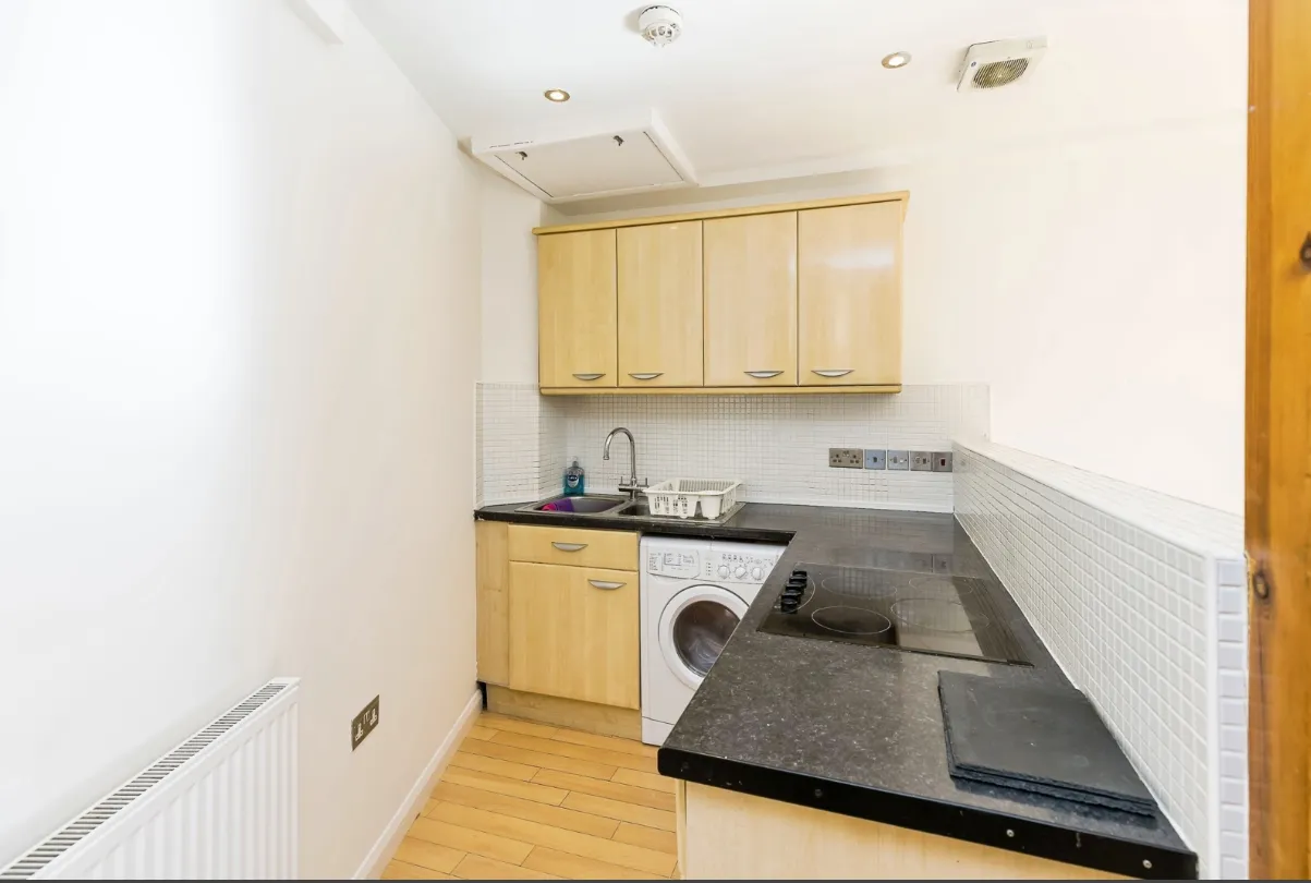 Tuttle Street, LL13, photo 4