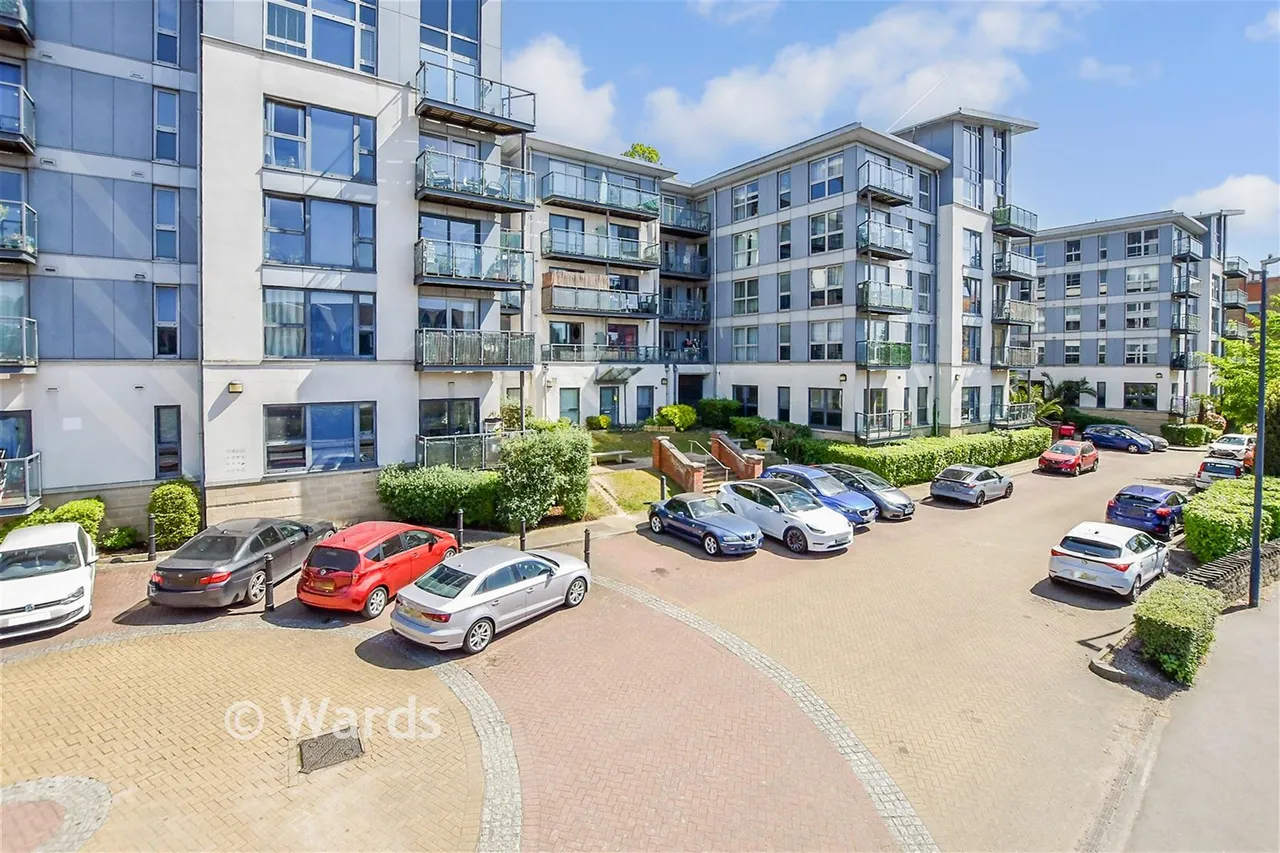 2 bed flat for sale, McKenzie Court, Maidstone, ME14