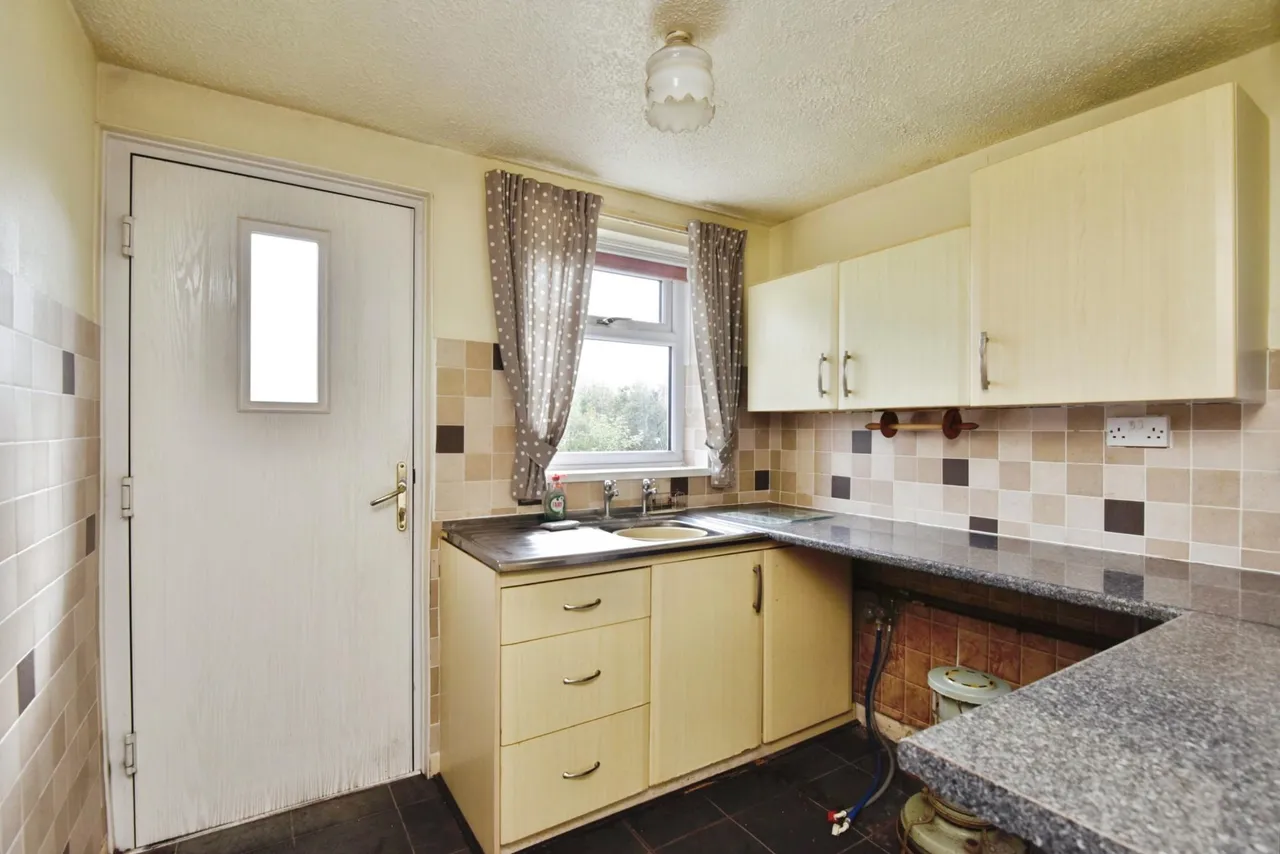 Richmond Grove, May Bank, ST5, photo 12
