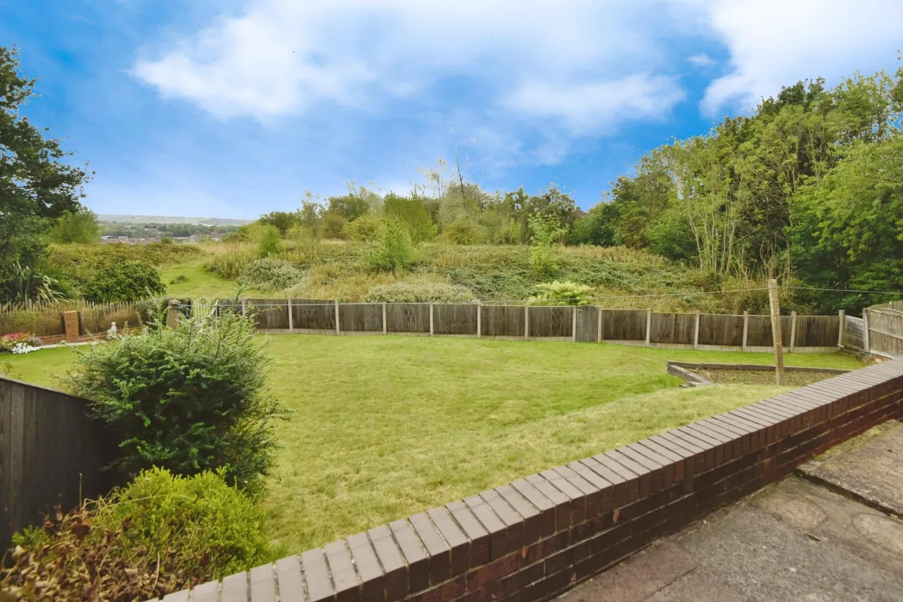 Richmond Grove, May Bank, ST5, photo 4