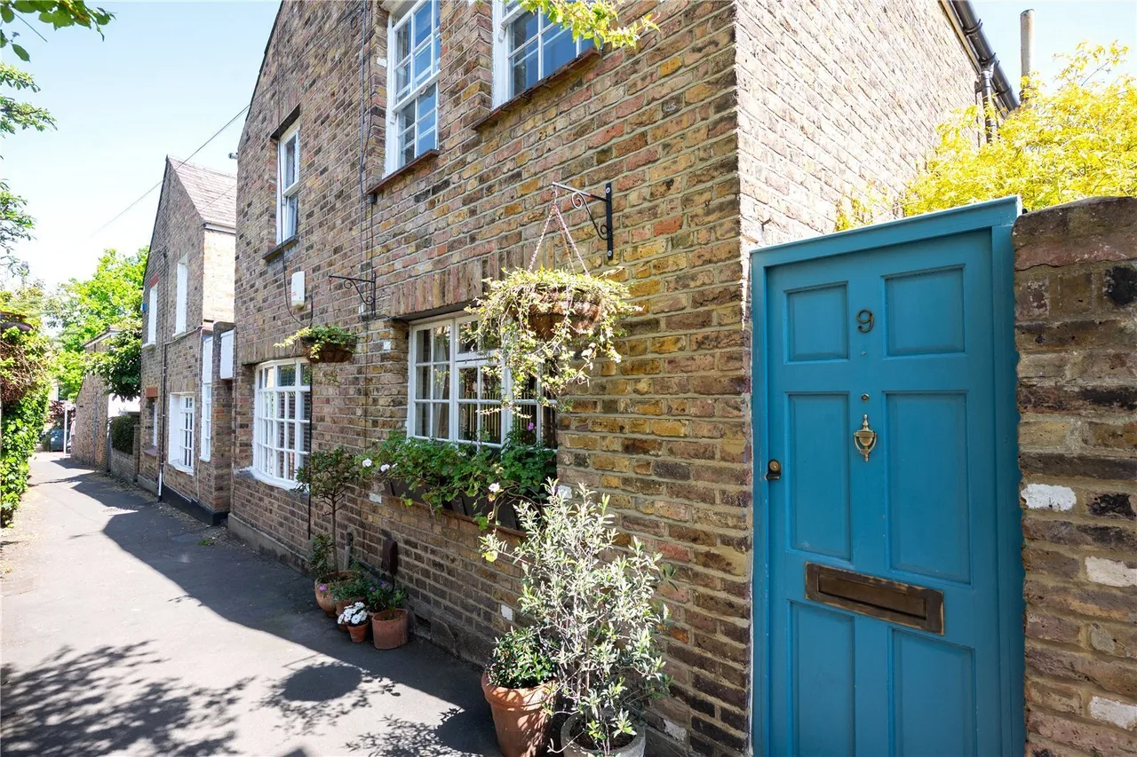 2 bed house for sale, Albany Passage, Richmond, TW10