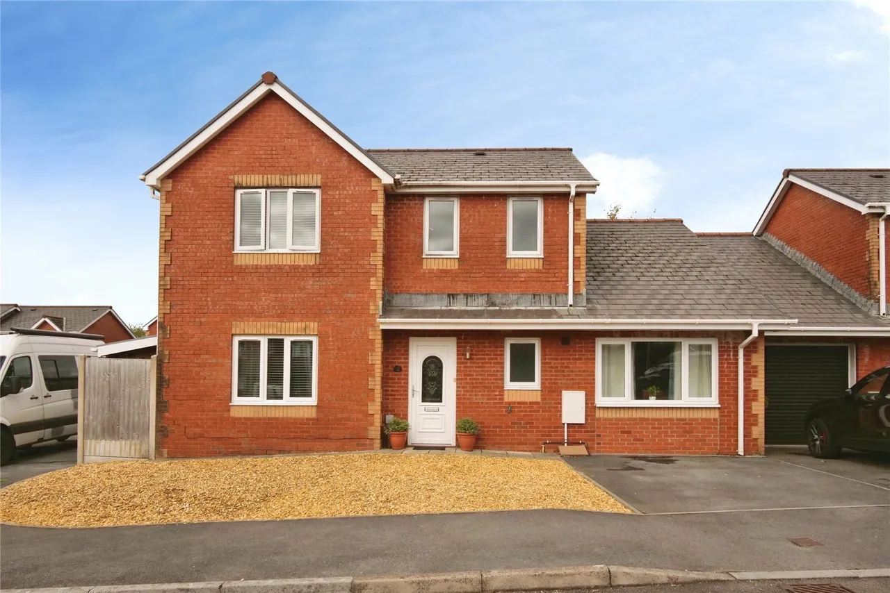 3 bed house for sale, Heol Derwen, Cross Hands, SA14