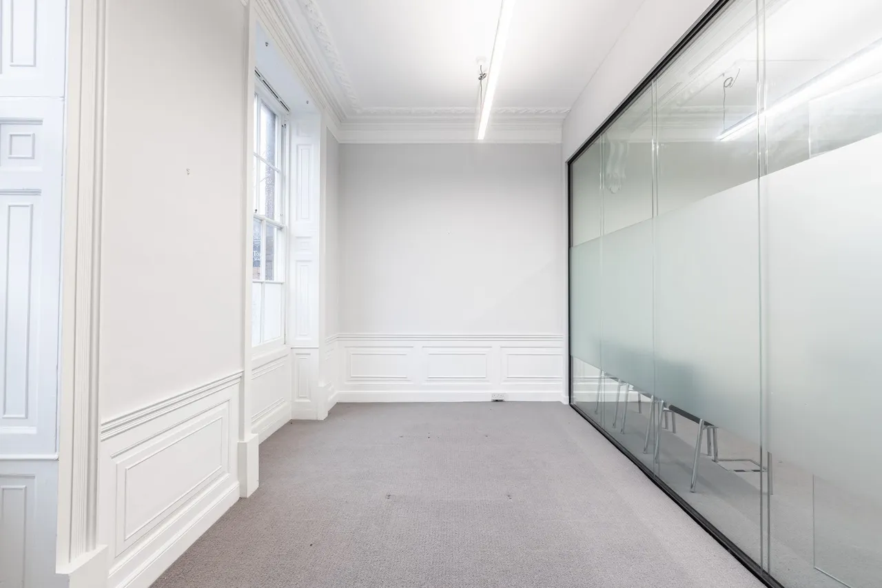 Sophisticated Office Spaces in King S, photo 9